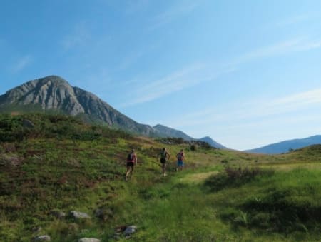 Her er vi i Ljøsådalen kort tid etter avmarsj med fjellet Såta i sikte. Kari Vikhagen Gjeitnes, Magnor Rypdal og Ola Hovdenak. Foto: Bård Smestad