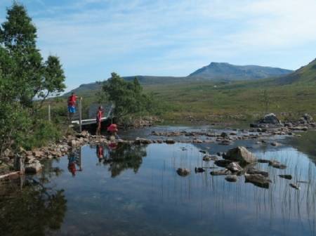 Drikkepause ved Måsvatnet 579 moh. Ola, Magnor og Kari. Foto: Bård Smestad