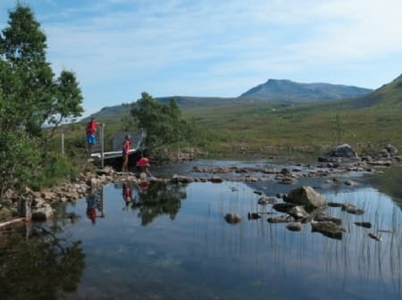Drikkepause ved Måsvatnet 579 moh. Ola, Magnor og Kari. Foto: Bård Smestad