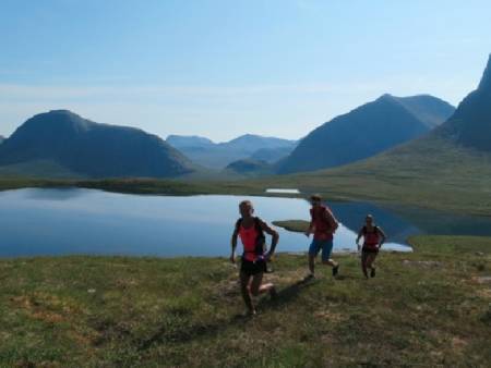 Ved Såtevatnet 678 moh. Måsvassbu ligger rett bak skaret langt der bak der vi såvidt ser en flik av Måsvatnet. Magnor leder an. Ola og Kari følger etter. Foto: Bård Smestad