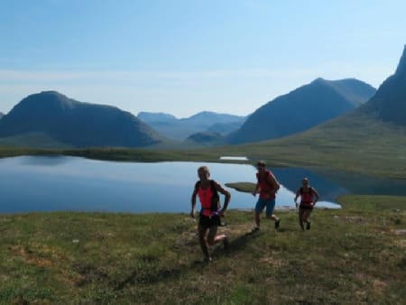Ved Såtevatnet 678 moh. Måsvassbu ligger rett bak skaret langt der bak der vi såvidt ser en flik av Måsvatnet. Magnor leder an. Ola og Kari følger etter. Foto: Bård Smestad