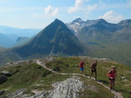 På vei opp til Styggeværshaugen. I bakgrunnen ser vi Melkallen, Kjøvskartinden og ryggen ut mot Vasstindan. Kari, Magnor og Ola. Foto: Bård Smestad