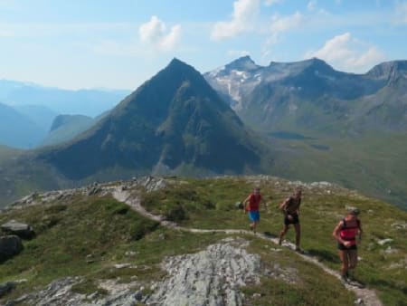 På vei opp til Styggeværshaugen. I bakgrunnen ser vi Melkallen, Kjøvskartinden og ryggen ut mot Vasstindan. Kari, Magnor og Ola. Foto: Bård Smestad