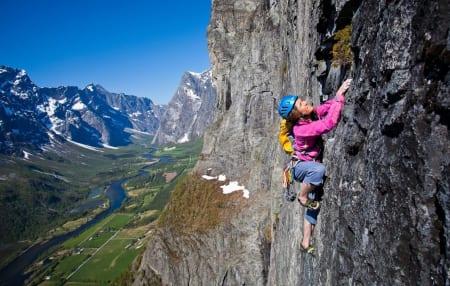 NORGES FLOTTESTE DAL? Rannveig Aamodt på Sydpillaren (6+, 24 tl.) på Mongejura i Romsdalen. Foto: Terje Aamodt