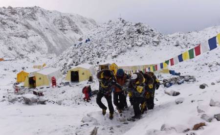 DRAMATISK: 18 fjellklatrere er bekreftet omkommet i Everest Base Camp. Hjelpearbeidet pågår. Foto: ROBERTO SCHIMDT, AFP/Scanpix