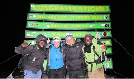 På Afrikas tak: Hildegunn Wingdahl og Erik Heggeland organiserte Kilimanjaro-turen sin selv. Foto: Privat