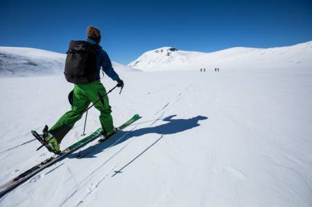 Stian Hagen lar seg imponere av rekorden. Samtidig tror han det er mulig å slå den. Her er han selv på vei opp til Besshøe. Foto: Christian Nerdrum