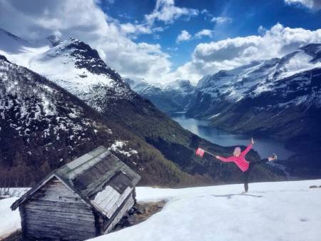 Tipp-topp 17. mai på Lohøgesætra i Loen med Lovatnet og Lissjeskåla i bakgrunnen. Foto: Ragnhild Haugen