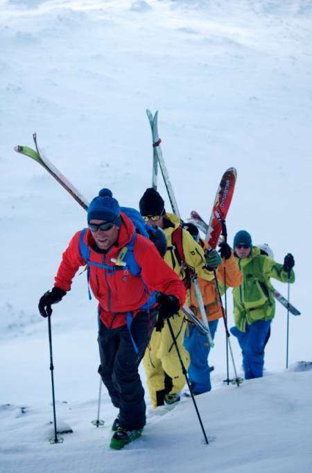 Etter en fantastisk skisesong, setter hemsedølene et definitivt punktum med å invitere til toppturhelg, 22–25. mai. Det er mer snø i fjella enn normalt og de aller fleste av toppturene i Hemsedal har fremdeles godt skiføre. Arrangementet vil ha utgangspunkt på Skarsnuten Hotell der sosialt samvær, god mat og foredrag er noen av ingrediensene, forteller Jørgen Aamot (fremst på bildet). Fjellsentralen vil stå for guiding og kurs. Foto: Bård Basberg