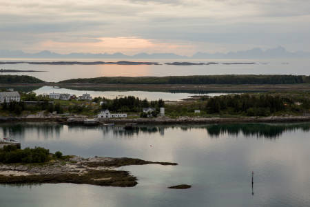 Naustholmen i midnattsol. Foto: Line Hårklau