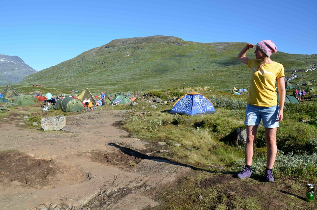 Siri Emilie Strandman ser utover en solfylt camp. Foto: Ida Eri Sørbye