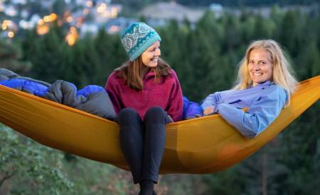 HENGEHØYE: Tursøstrene har samlet 70 fine hengekøyeturer fra Norges 15 største byer. Foto: Fra boka