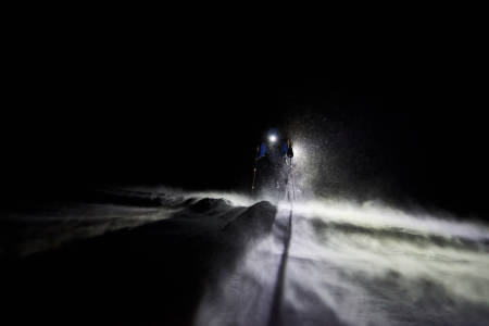 Deltakerne krysser Hardangervidda med pulk, enten alene eller som lag med to eller tre deltagere. Ruta er verken merket eller oppkjørt, men deltagerne må innom sjekkpunkter underveis. Foto: Xavier Koenig/Xtremeidfjord