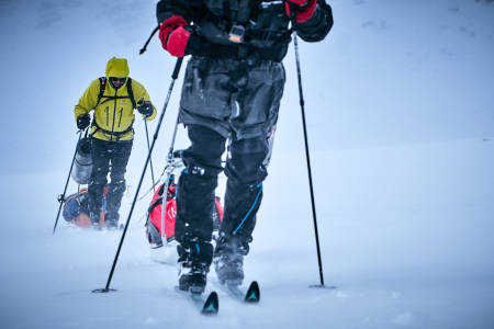 Alt av nødvendig utstyr – mat, klær, kart og kompass må deltagerne selv frakte med seg i pulken som veier minimum 40 kilo. Foto: Xavier Koenig/Xtremeidfjord