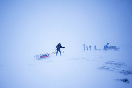 SJEKKPUNKT: Ønsker man hvile må man etablere leirplass og sove i telt. Ingen assistanse blir gitt underveis i løpet, bortsett fra i nødstilfelle.Foto: Kai-Otto Melau/Xtremeidfjord