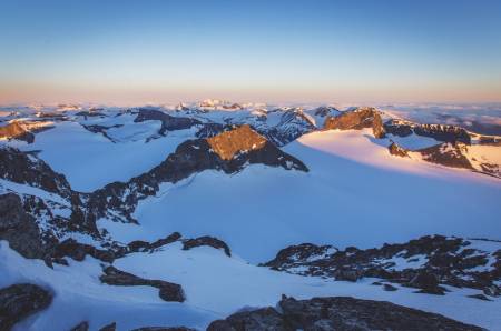 NORGESTOPPEN: Galdhøpiggmassivet er høyeste steinrøys nord for Alpene og byr på lett tilgjengelige vårskiturer mellom ni majesteter over 2300 meter.