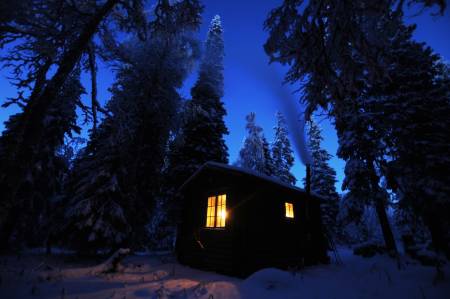 Kveldshygge: Tømmerkoia midt i furu- og granskogen er omgitt av en atmosfære bare slike tømmerkoier midt i en skog kan ha. Foto: André Spica
