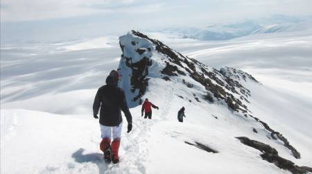 UTSIKT: Kjenndalskruna er ikke lange avstikkeren fra breen, men gir deg utsikt over fjell og dal. Foto: Karoline Aamelfot