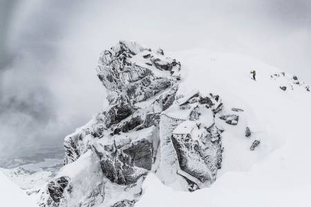 SKIFERIE I LOFOTEN: Her er Louise på tur opp til Rundfjellet i lett ruskevær. Foto: Torbjørn Melby