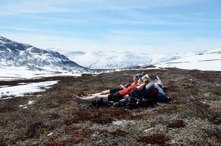 LUNSJ: På vei opp fra Gjevilvasshytta tar vi en velfortjent lur i lyngen. Sørover blir utsikten mot Gjevillvatnet og fjellene på andre siden mer og mer storslagen jo høyere vi kommer. Foto: Ida Eri Sørbye