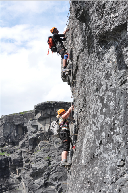 STIGE: Det er sjeldent du spiser så mange høydemeter på fjellturen. Her går det rett opp 200 meter i en via ferrata.