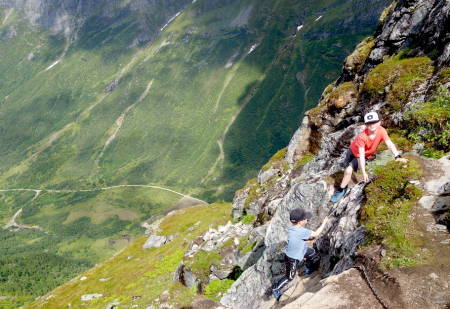 NY STJERNE: I Gloppen er det planer om å gjøre Eggenipa (1338 moh.) like kjent som Besseggen. UTE tok turen med fire sprekinger i alderen sju til 11. Foto: Erlend Sande