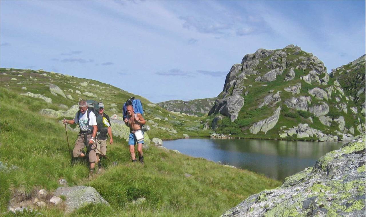 På vei inn mot Gaukhei i lettgått fjellterreng. Foto: DNT Sør