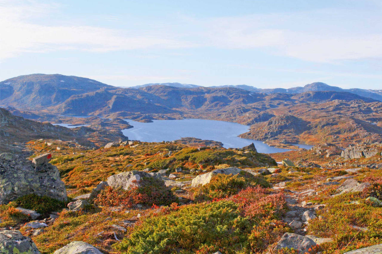 Fin utsikt utover fjellheimen med Sloarosvatnet i syningom. Foto: Charlotte Beckmann Østeby