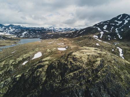 SER DU OSS? Her finst ingen fjellfie-kø, berre mjuk mose og uendeleg med utsikt. Foto: Line Hårklau