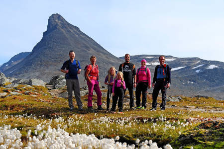 KYRKJA: En fornøyd gjeng etter dagens tur til Kyrkja i bakgrunnen. Foto: Otto Teksum Lund