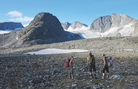 TOPPTURSAMLING: Massivet rundt Grotbreen gir mye rom for utforskning. Grotbreahesten i front blir dagens siste topp i runden.