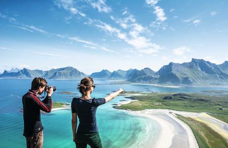 Ytresandheia i Flakstad er en enkel tur, men en slående utsikt hele veien opp mot toppen. Foto: Jon Olav Larsen