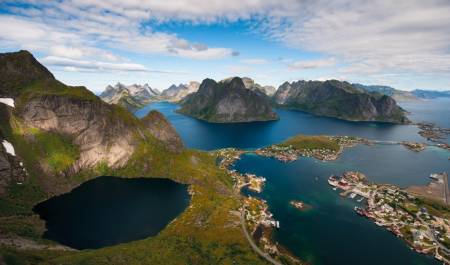 REINEBRINGEN: Turistbrosjyren lover ikke all verden i sin beskrivelse av Reinebringen, men fra toppen er det fantastisk utsikt mot Reine, Sakrisøy, Hamnøy og innover Reinefjorden og Kjerkfjorden som er fjordarmen helt til venstre i bildet. Foto: Matti Bernitz