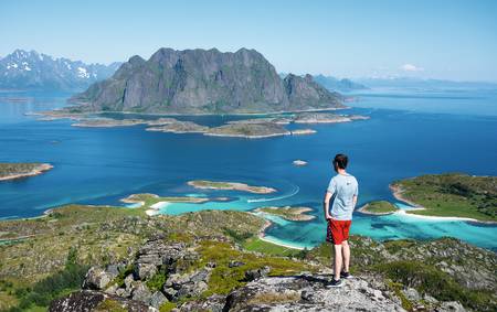 LAV TERSKEL: På Skrova er det så kort vei fra fjellet til havet, at du tar på deg badeshortsen straks du får øye på stranda fra toppen. Foto: Jon Olav Larsen
