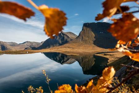 ROMSDALSSTIEN: Såtevatnet er blikkstille. Foto: Remi Reksten