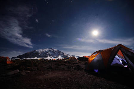 TUR TIL KILIMANJARO: Ingen høye fjell er lette å komme til. Men med en viss grunnform, pågangsmot og vilje til å legge inn noen ekstra treningstimer, og kanskje spare litt ekstra penger, så trenger ikke den store fjelldrømmen å forbli fjern? Foto: Matti Bernitz Pedersen