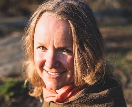 OM MØRKET: – I byen er det ikkje noko problem, men utanfor byen, ute i skogen eller høgt til fjells blir det skummelt, synest Sigri Sandberg. Foto: Line Hårklau