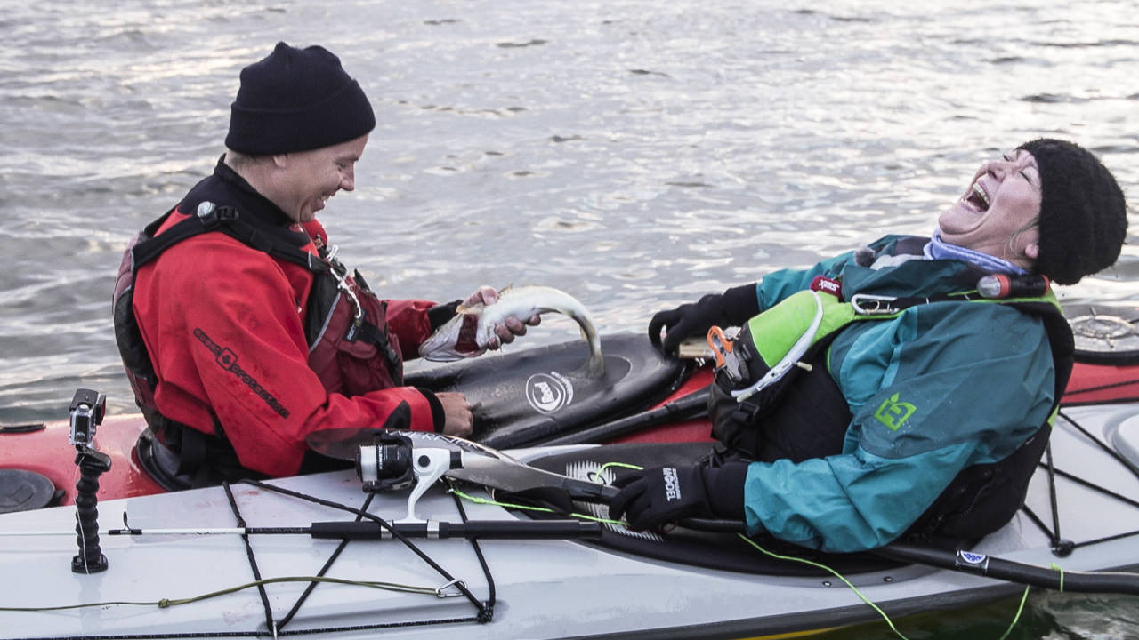 SE TORSKEN: Lite å si på stemningen når Vandbakk fanger en torsk fra kajakken. Nina Elisabeth Rødahl Friis fra Havblikk Camping får seg en god latter.