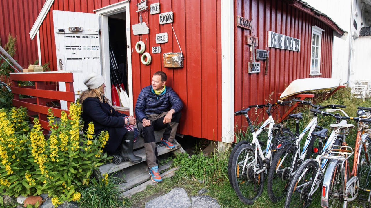 PREPPING: Kajakkguide Runhild Olsen gir Kristoffer Vandbakk en innføring i padlemulighetene rundt Reine.