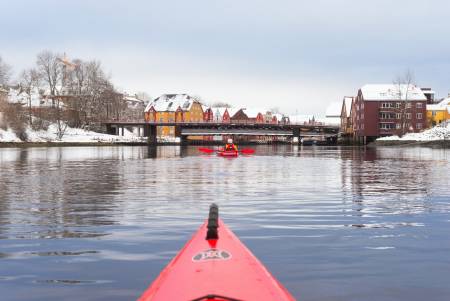 HAR DU SETT TRONDHEIM? Fra kajakken får du en helt annen utsikt enn når du går gatelangs.Foto: Runa Green