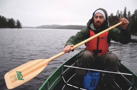 EKSPEDISJONPADLING: Det gjelder å velge riktig ekspedisjonsmakker. Mikkel Winsvold Staff er durkdreven både på padling, bål og matlaging. Foto: Ida Eri Sørbye