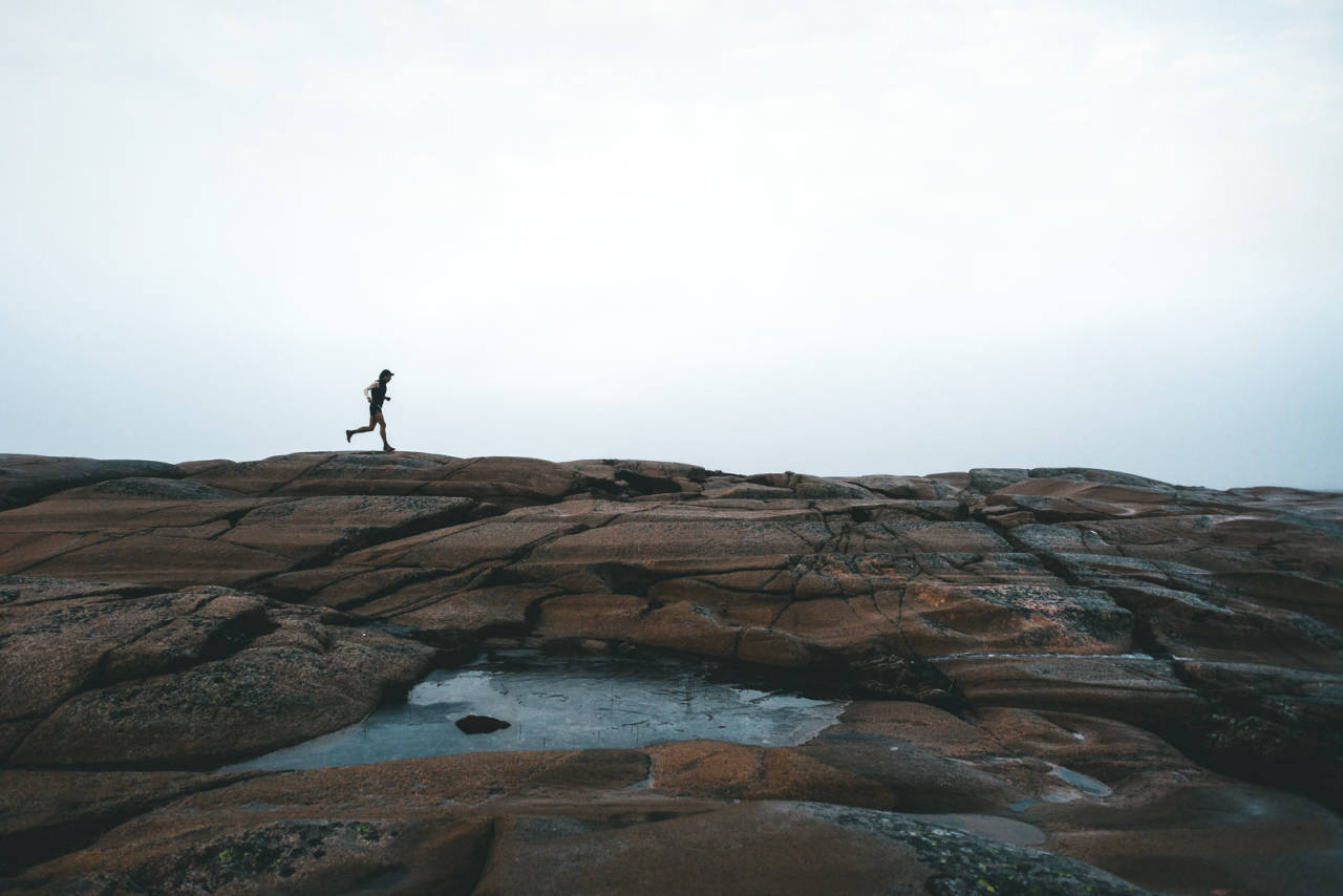 LØPING PÅ HVALER: Løping på islagt svaberg er prisen du må betale for litt bar sti den kaldeste årstiden. Foto: Mats Kahlström