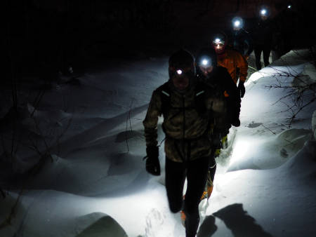 VINTER-STIRSDAG: Det er kanskje lite som minner om løping når vi tråkker oss gjennom snøen og opp til en topp, men den barnslige gleden er stor når vi kan flakse nedover med løssnø til knærne. Foto: Johannes Rummehoff