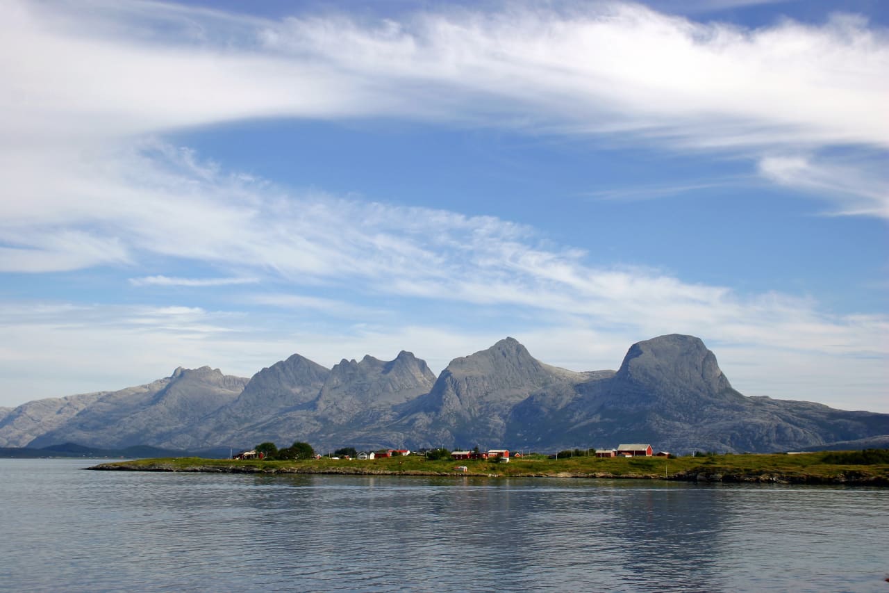 PÅ REKKE OG RAD: De syv søstre ligger sentralt plassert på Helgeland. Fjellformasjonen ble navngitt av dikterpresten Petter Dass. Foto: Sigrid Haarberg/Visit Helgeland