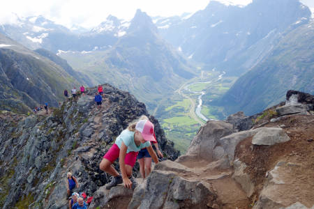 KLYVING: Romsdalseggen på sitt mest tekniske. Romsdalshorn i bakgrunnen. Foto. Erlend Sande