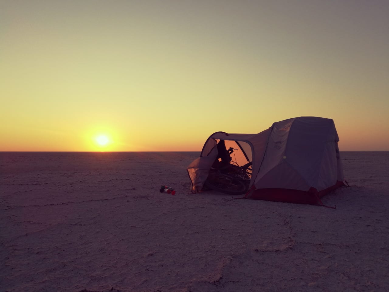 MAKGADIKGADI: Det første synet av saltsletta var overveldende. Jeg stod på kanten, der det gule tørre gresset tar slutt og den hvite uoversiktelige flaten starter og strekker seg mot horisonten. Foto: Teresie Hommersand