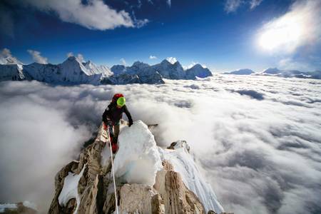 Over skyene: Der er himmelen alltid blå. Fredrik Eide balanserer i himmelen, på kniveggen mellom Camp 2 og 3 på Ama Dablam. Foto: Matti Bernitz
