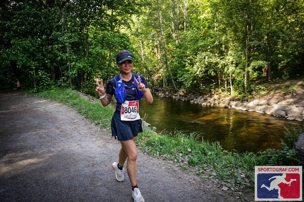 LANG DAGS FERD: Her er Anna ved friskt mot langs elva på vei mot byen. Foto: Sportograf