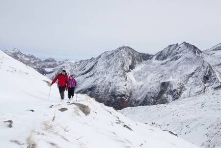 GRAN PARADISO: I de timene vi er over 2000 meter føles det som skikkelig vinter. Vinden biter i kinna og vi vasser i snø til over knærne.