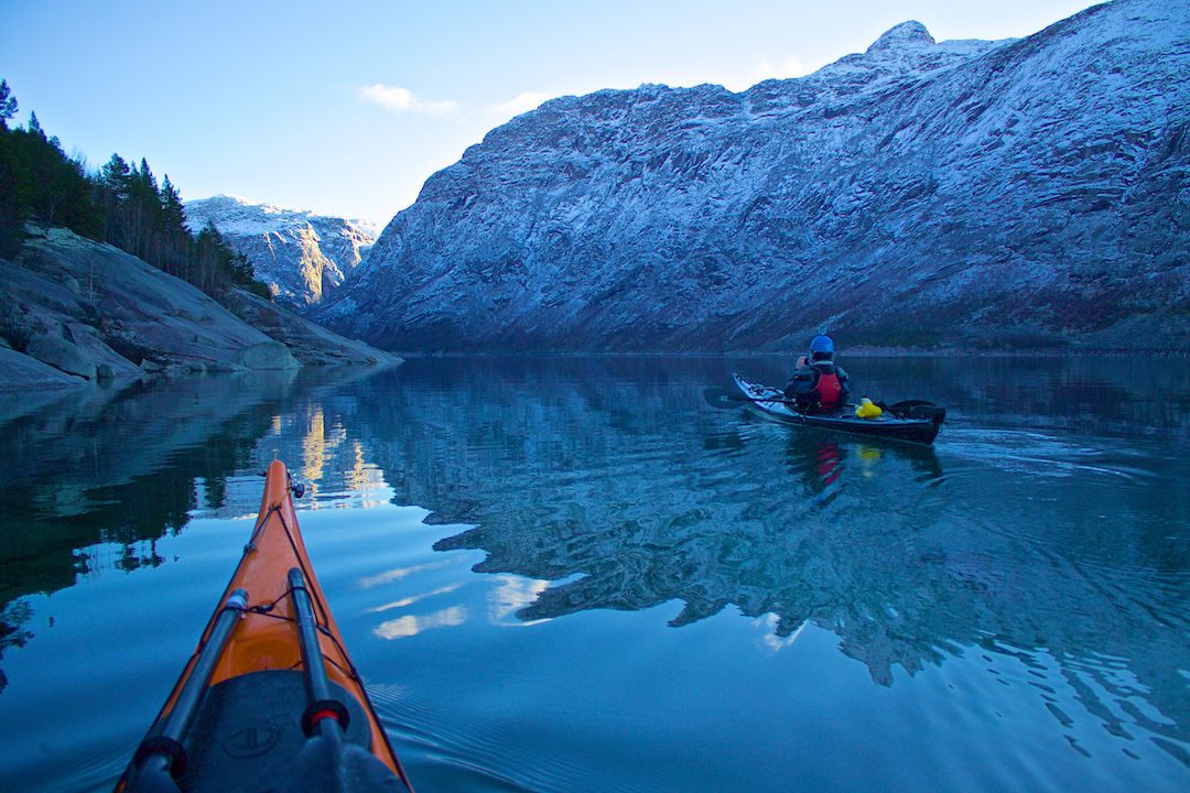 Blikkstille: Vindstille dager og null trafikk på vannet på vei utover Ringedalsvannet nedenfor Trolltunga en vinterdag. Foto: Kristoffer Vandbakk